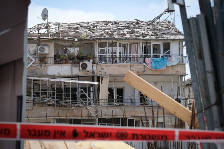 אזור פגיעת הטיל (צילום: דוד טברסקי)