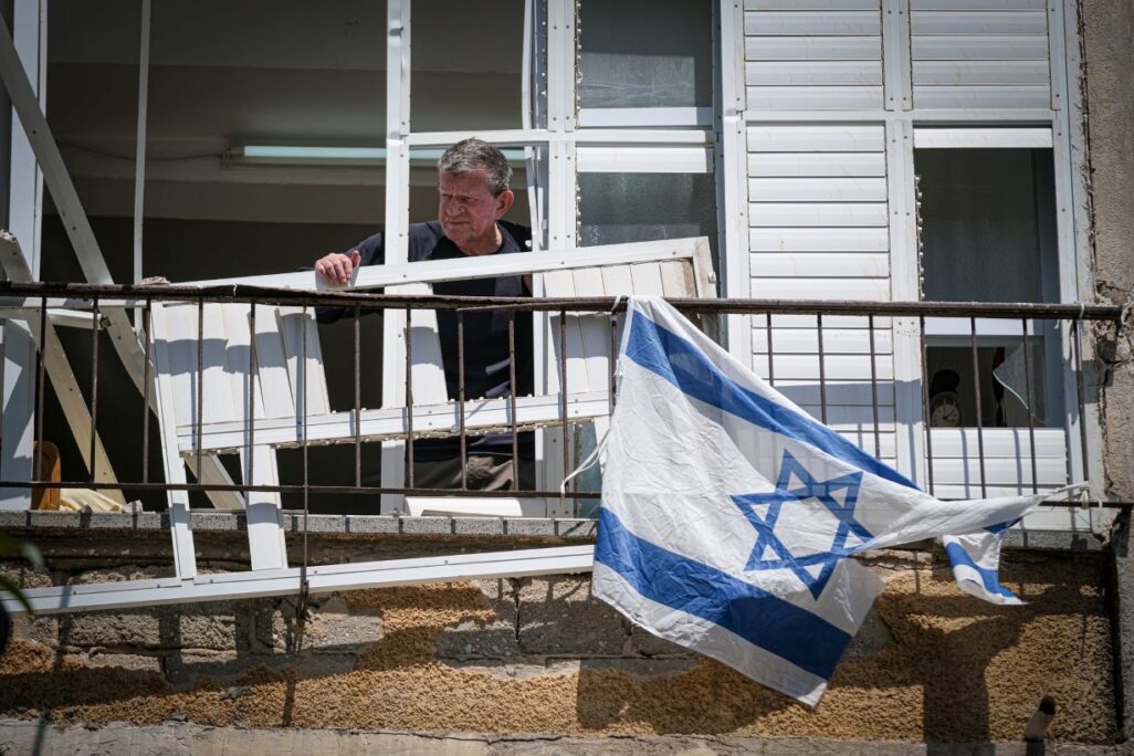 אתר פגיעת הטיל בבת ים (צילום: דוד טברסקי) אתר פגיעת הטיל בבת ים (צילום: דוד טברסקי)