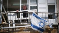 אתר פגיעת הטיל בבת ים (צילום: דוד טברסקי)