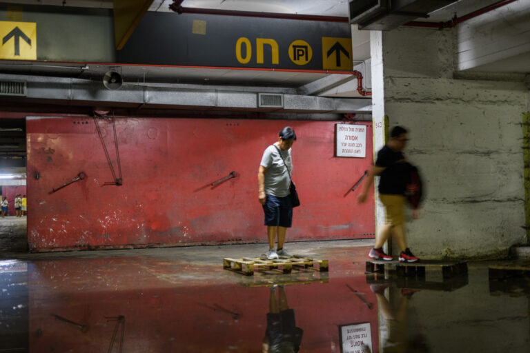 הדרך למקלט. רפסודות הוצבו כדי לאפשר מעבר משני צדי השלולית (צילום: יונתן בלום)   