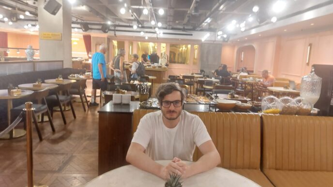 ארז וגה קדוש, שהתפנה למקום עם נסטיה אשתו והחתול רוקט. "אני מנסה לעכל את הסיטואציה החדשה" (צילום: מיכל מרנץ)
