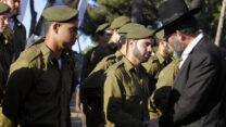 רב חרדי מברך חיילים במסלול הנח"ל החרדי בטקס השבעה (צילום ארכיון: מרים אלסטר / פלאש 90)