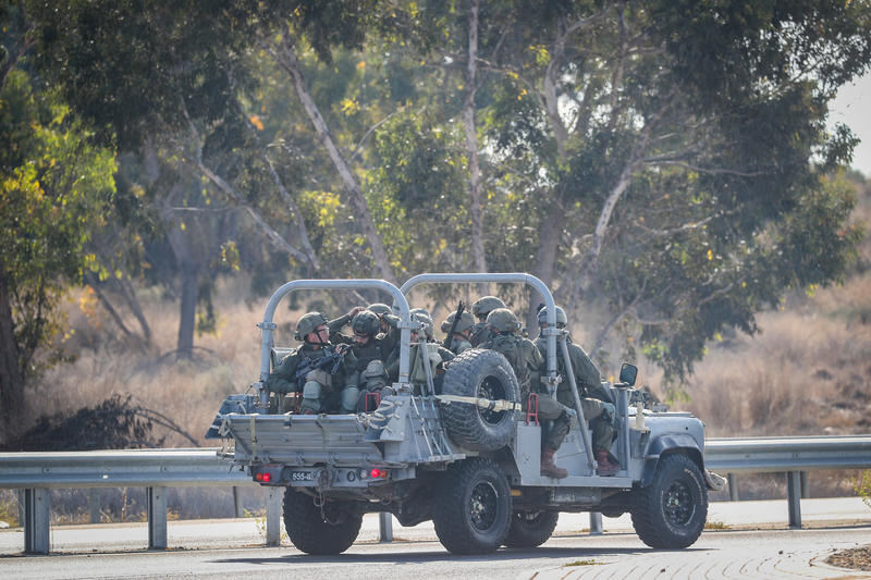 חיילים על כביש 232 בזמן מתקפת חמאס (צילום: ג'מאל עוואד/פלאש90) חיילים על כביש 232 בזמן מתקפת חמאס (צילום: ג'מאל עוואד/פלאש90)