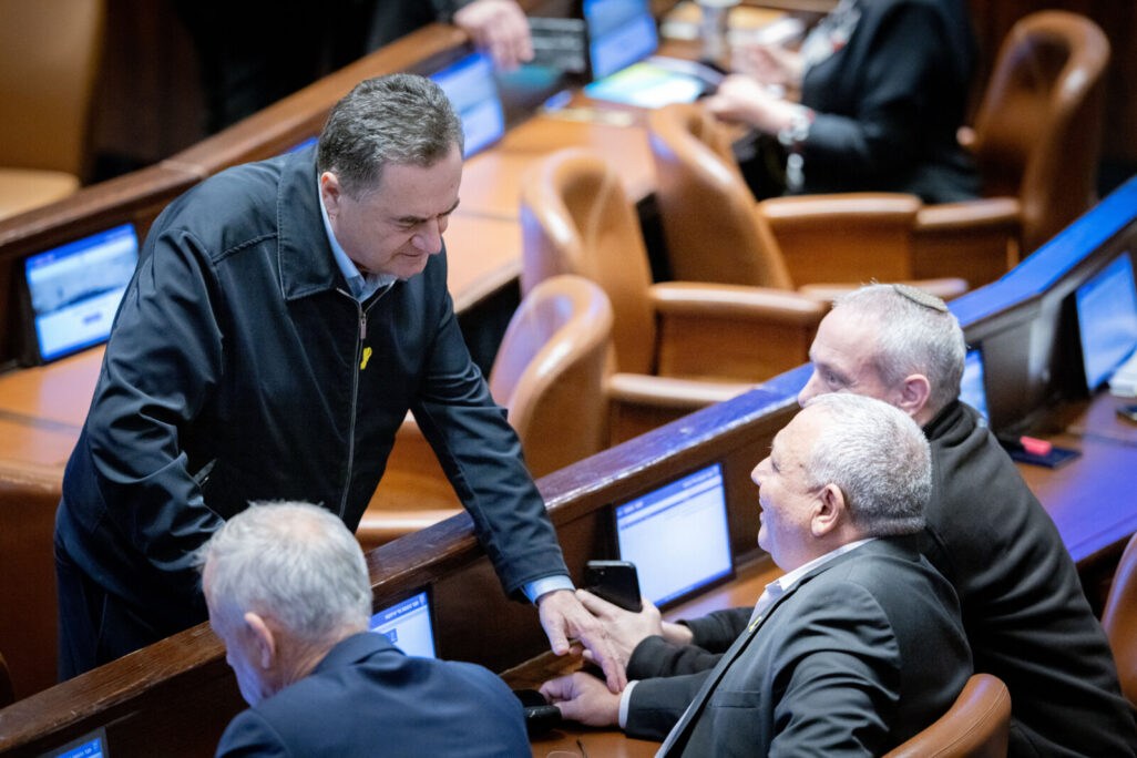 ח"כ לשעבר גדי איזנקוט (מימין) לצד שר הביטחון ישראל כ"ץ (צילום: חיים גולדברג/ פלאש 90) ח"כ לשעבר גדי איזנקוט (מימין) לצד שר הביטחון ישראל כ"ץ (צילום: חיים גולדברג/ פלאש 90)
