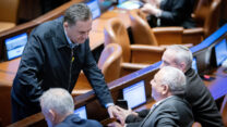 ח"כ לשעבר גדי איזנקוט (מימין) לצד שר הביטחון ישראל כ"ץ (צילום: חיים גולדברג/ פלאש 90)