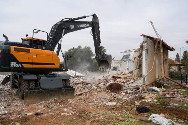 הריסת בית שנפגע קשה במטולה (צילום: אייל מרגולין / פלאש90)