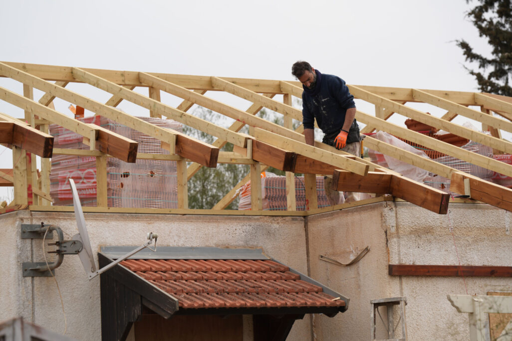 שיפוץ בית במטולה שגגו קרס במהלך המלחמה - במסגרת תכנית שיקום היישובים (צילום: אייל מרגולין / פלאש90) שיפוץ בית במטולה שגגו קרס במהלך המלחמה - במסגרת תכנית שיקום היישובים (צילום: אייל מרגולין / פלאש90)