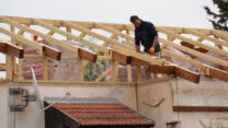 שיפוץ בית במטולה שגגו קרס במהלך המלחמה - במסגרת תכנית שיקום היישובים (צילום: אייל מרגולין / פלאש90)