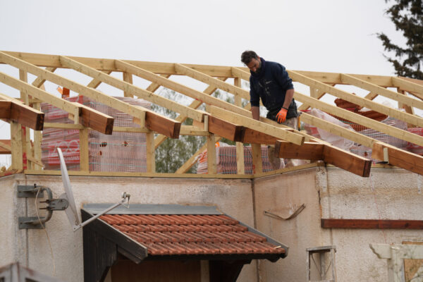 שיפוץ בית במטולה שגגו קרס במהלך המלחמה - במסגרת תכנית שיקום היישובים (צילום: אייל מרגולין / פלאש90)
