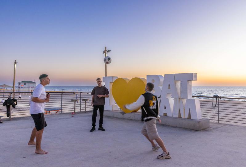 טיילת בת ים (צילום: יוסי אלוני/פלאש90) טיילת בת ים (צילום: יוסי אלוני/פלאש90)