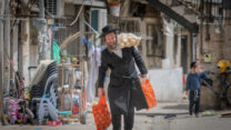 גבר חרדי סוחב ירקות במאה שערים (צילום אילוסטרציה: חיים גולדברג, פלאש90)