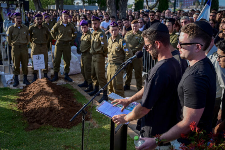 הלווייתו של סמ"ר ליאור שטיינברג. "לוחם שעושה הכול – גם אם זה להקריב את עצמו" (צילום: אבשלום ששוני / פלאש90)
