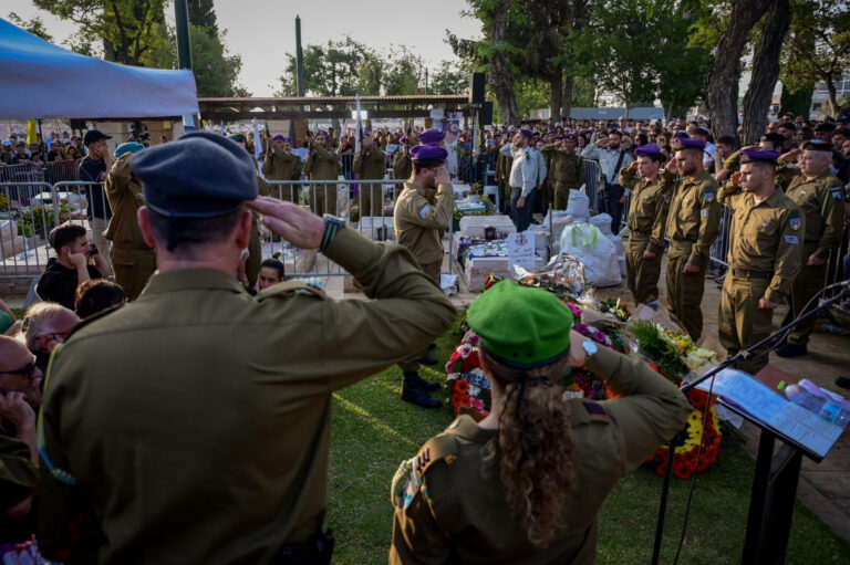 הלווייתו של סמ"ר ליאור שטיינברג ז"ל בבית העלמין סגולה (צילום: אבשלום ששוני / פלאש90)