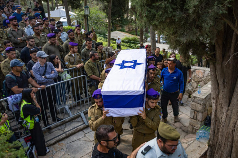 חיילי גבעתי נושאים את ארונו של סמ"ר עומר ואן גלדר ז"ל בהלווייתו בהר הרצל (צילום: חיים גולדברג / פלאש90)