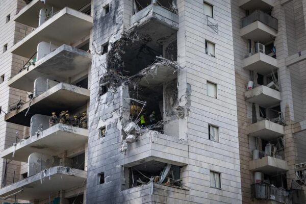 כוחות הצלה בבניין בפתח תקווה שספג פגיעה מטיל איראני (צילום: חיים גולדברג / פלאש 90)