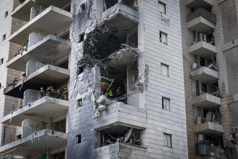 כוחות הצלה בבניין בפתח תקווה שספג פגיעה מטיל איראני (צילום: חיים גולדברג / פלאש 90) כוחות הצלה בבניין בפתח תקווה שספג פגיעה מטיל איראני (צילום: חיים גולדברג / פלאש 90)