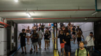 ישראלים יורדים לחניון תת קרקעי בתל אביב בהישמע אזעקה, 18 ביוני 2025 (צילום: חיים לוינסון/פלאש90)