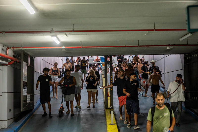 ישראלים יורדים לחניון תת קרקעי בתל אביב בהישמע אזעקה, 18 ביוני 2025 (צילום: חיים לוינסון/פלאש90) ישראלים יורדים לחניון תת קרקעי בתל אביב בהישמע אזעקה, 18 ביוני 2025 (צילום: חיים לוינסון/פלאש90)