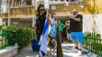 פינוי בניין שנפגע מטיל איראני בחולון (אורן בן חקון, פלאש 90)