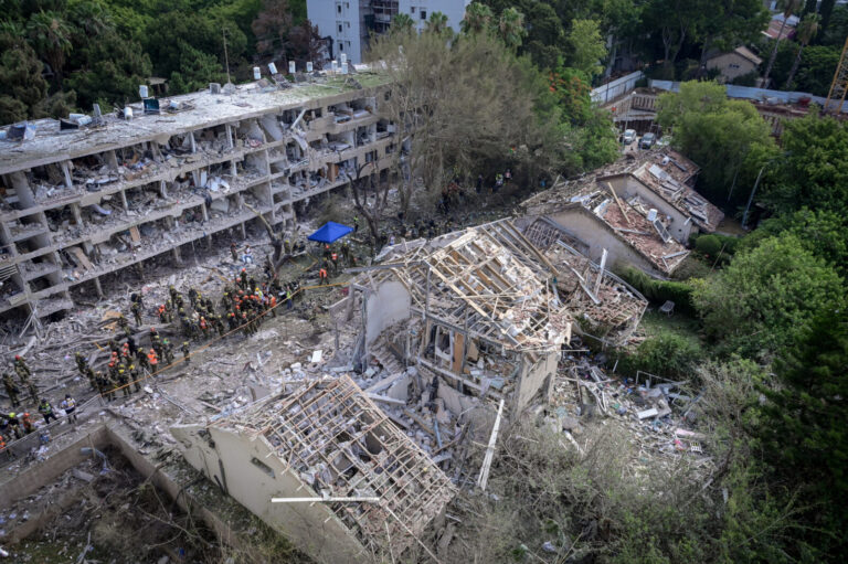 נזקי פגיעת הטיל הבליסטי בשכונת רמת אביב בתל אביב (צילום: אבשלום ששוני/ פלאש 90)