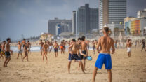 משחקים בכדור בחופי תל אביב (צילום: יונתן זינדל/פלאש90)
