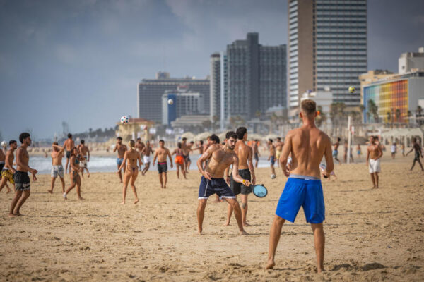 משחקים בכדור בחופי תל אביב (צילום: יונתן זינדל/פלאש90)