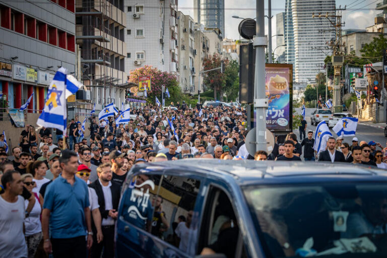 מסע הלוויתו של יונתן סמרנו (צילום: חיים גולדברג/פלאש90)