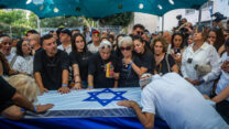 קרובי משפחה וחברים בהלוויתו של יונתן סמרנו (צילום: חיים גולדברג/פלאש90)