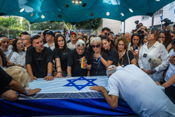 קרובי משפחה וחברים בהלוויתו של יונתן סמרנו (צילום: חיים גולדברג/פלאש90)