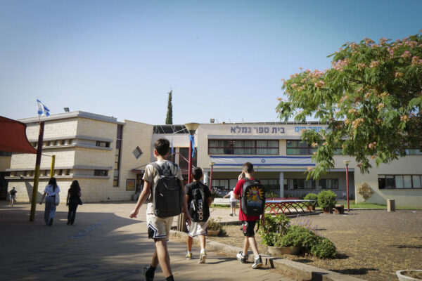תלמידי בית ספר בקצרין חוזרים ללימודים לאחר סיום הלחימה עם איראן, 25 ביוני 2025 (צילום: מיכאל גלעדי / פלאש 90)