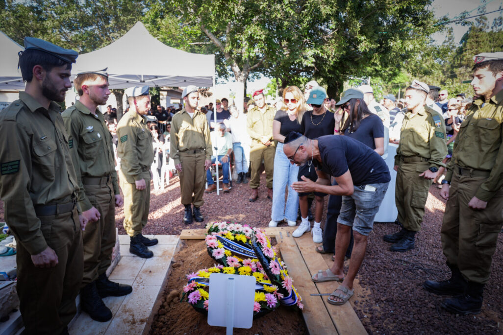 בני משפחה וחברים בלוויתו של ניב רדיע ז"ל, מחללי האסון בחאן יונס, בבית העלמין הצבאי (צילום: טל גל/ פלאש 90)