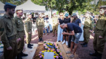 בני משפחה וחברים בלוויתו של ניב רדיע ז"ל, מחללי האסון בחאן יונס, בבית העלמין הצבאי (צילום: טל גל/ פלאש 90)
