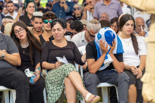 בני משפחתו של הלוחם רונאל בן-משה ז"ל, מחללי האסון בחאן יונס ברצועת עזה (צילום: יוסי אלוני/ פלאש 90)