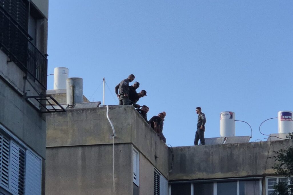 שוטרים על גג הבניין בבת ים (צילום: רשתות חברתיות, שימוש לפי סעיף 27א׳ לזכויות יוצרים) שוטרים על גג הבניין בבת ים (צילום: רשתות חברתיות, שימוש לפי סעיף 27א׳ לזכויות יוצרים)