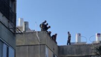 שוטרים על גג הבניין בבת ים (צילום: רשתות חברתיות, שימוש לפי סעיף 27א׳ לזכויות יוצרים)