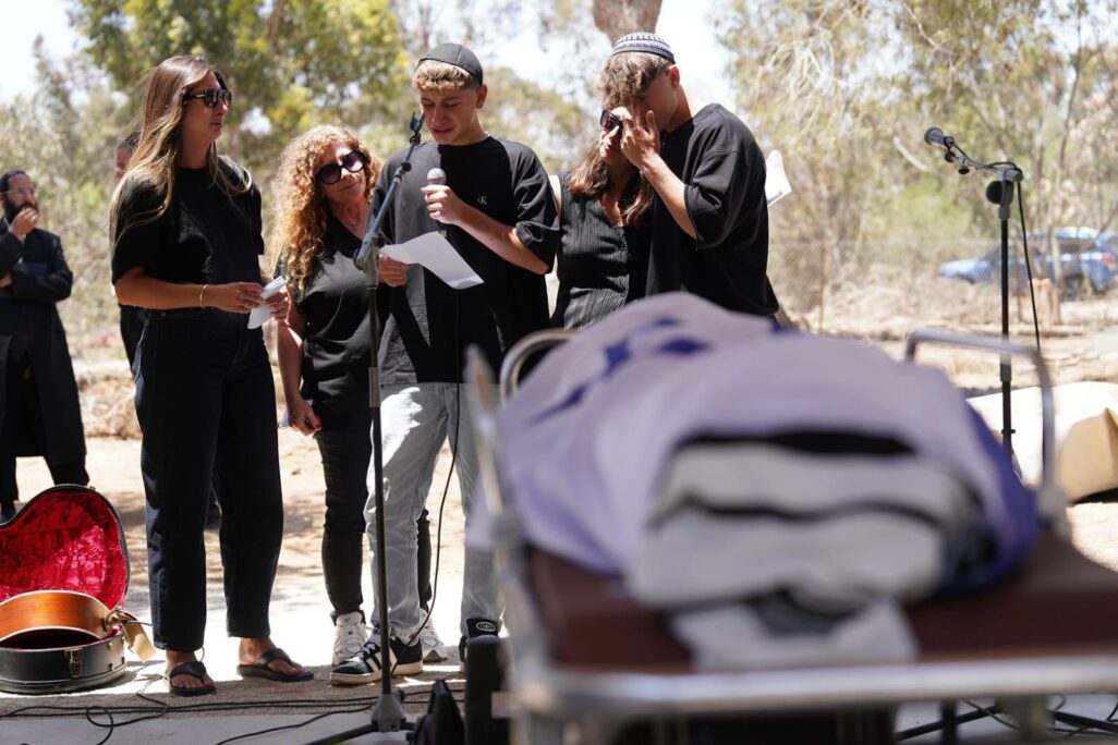 הלווייתו של יאיר יעקב, שנחטף מניר עוז ב-7 באוקטובר, נרצח בשבי וגופתו הושבה במבצע צבאי (צילום: דנה רעני) הלווייתו של יאיר יעקב, שנחטף מניר עוז ב-7 באוקטובר, נרצח בשבי וגופתו הושבה במבצע צבאי (צילום: דנה רעני)