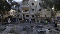 זירת הנפילה בשכונת הדר שבחיפה (צילום: AP Photo/Baz Ratner)