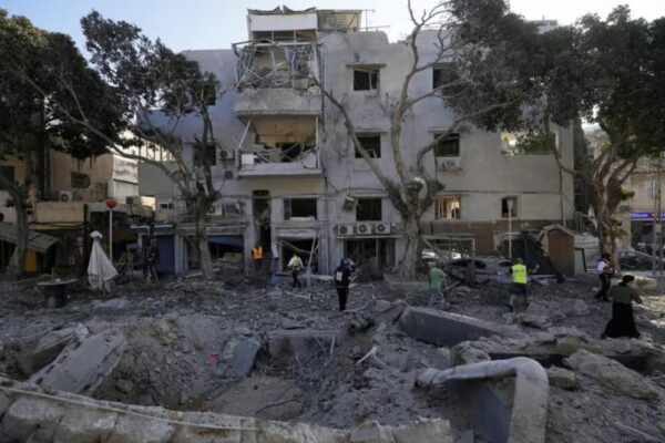 זירת הנפילה בשכונת הדר שבחיפה (צילום: AP Photo/Baz Ratner)