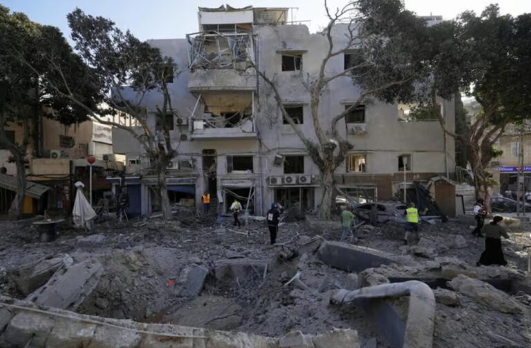 זירת הנפילה בשכונת הדר שבחיפה (צילום: AP Photo/Baz Ratner)