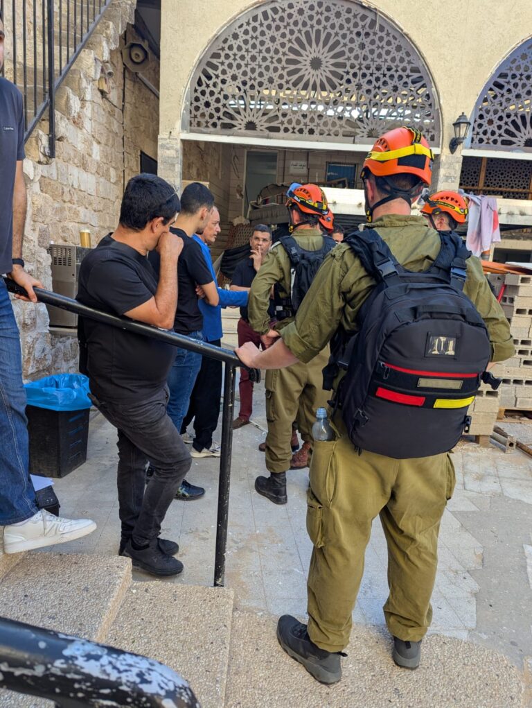 חיילי פיקוד העורף במסגד (צילום: פיקוד העורף)
