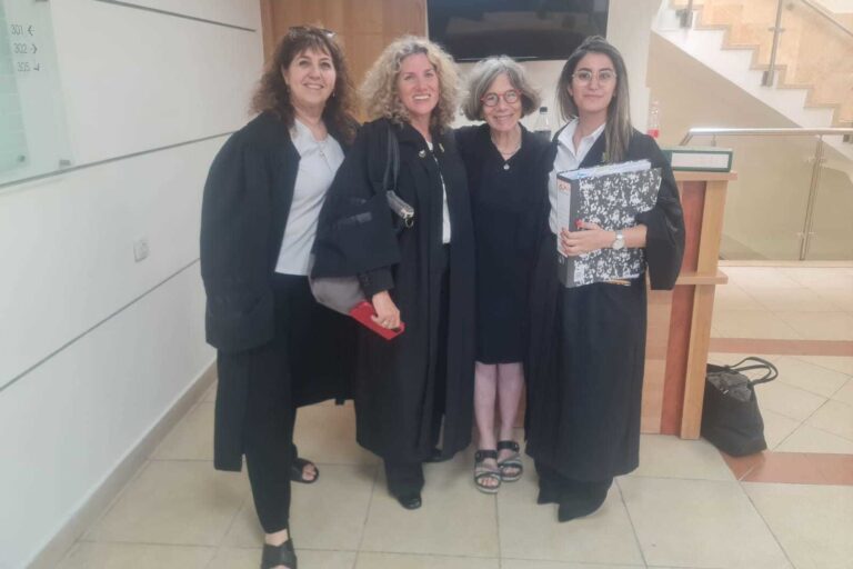 עו"ד סיון אזולאי מנציבות שוויון הזדמנויות בעבודה (מימין), עו"ד ריקי שפירא רוזנברג שייצגה את רוכלמר, פרופ' רוזה רוכלמר ועו"ד גלי עציון מנעמ״ת (צילום: משרד הכלכלה)