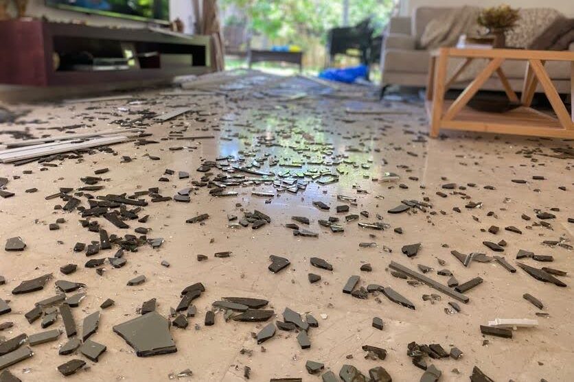 זכוכיות ותריסים על הרצפה בביתם של פנינה ויוסי לאחר פגיעת הטיל (צילום: יהל פרג') זכוכיות ותריסים על הרצפה בביתם של פנינה ויוסי לאחר פגיעת הטיל (צילום: יהל פרג')
