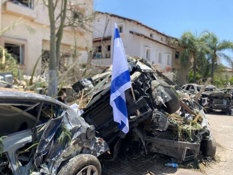 דגל ישראל על המכוניות ההרוסות (צילום: יהל פרג')
