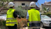 עובד עיריית ראשון לציון מחוץ לבניין שנפגע מטיל איראני (צילום: יהל פרג')