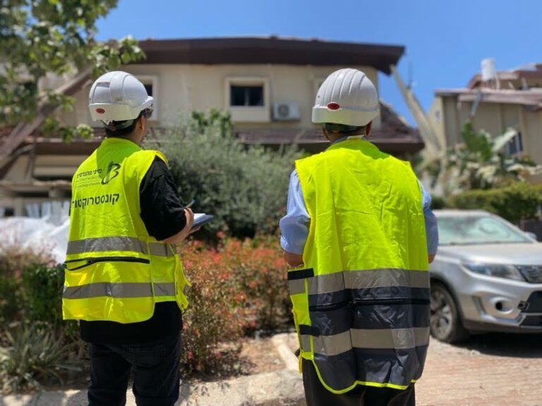 עובד עירייה מחוץ לבתים ההרוסים (צילום: יהל פרג')