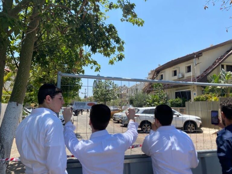 סקרנים בקרבת הפגיעה (צילום: יהל פרג')