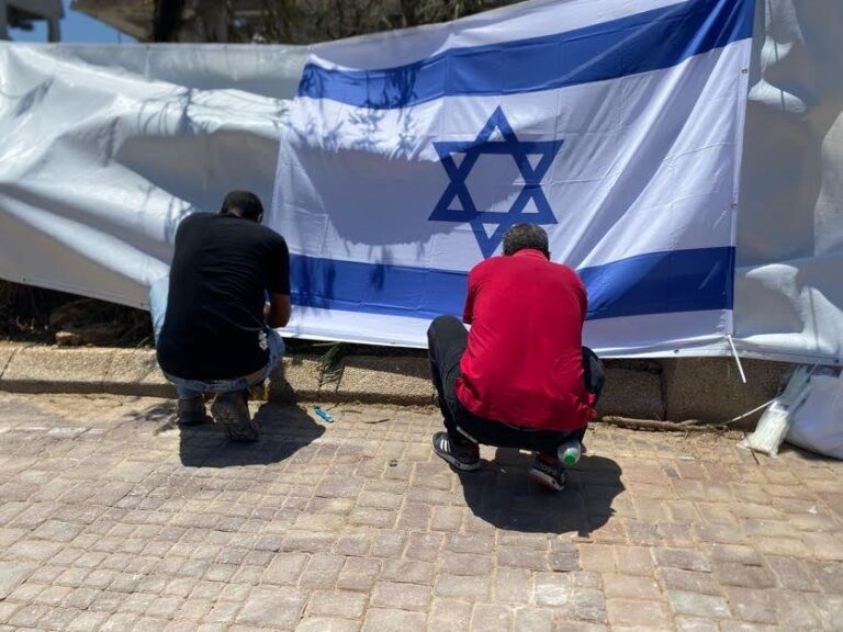 עובדי עירייה תולים דגל ישראל (צילום: יהל פרג')