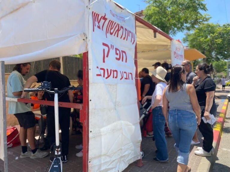 חפ"ק של העירייה שהוקם עבור התושבים שביתם ורכושם נפגעו (צילום: יהל פרג')