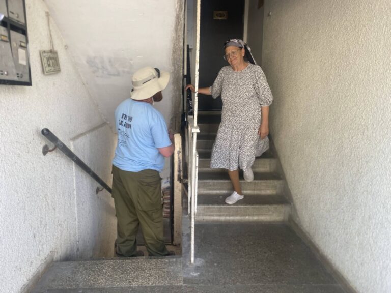 פינגל וחחיאשוילי בכניסה למקלט (צילום: יהל פרג')
