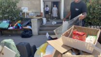 מתנדב ב'עושים שכונה' מפנה ציוד מהמקלט של עמליה פינגל. "שהשם יברך אותם בכל הברכות הטובות" (צילום: יהל פרג')